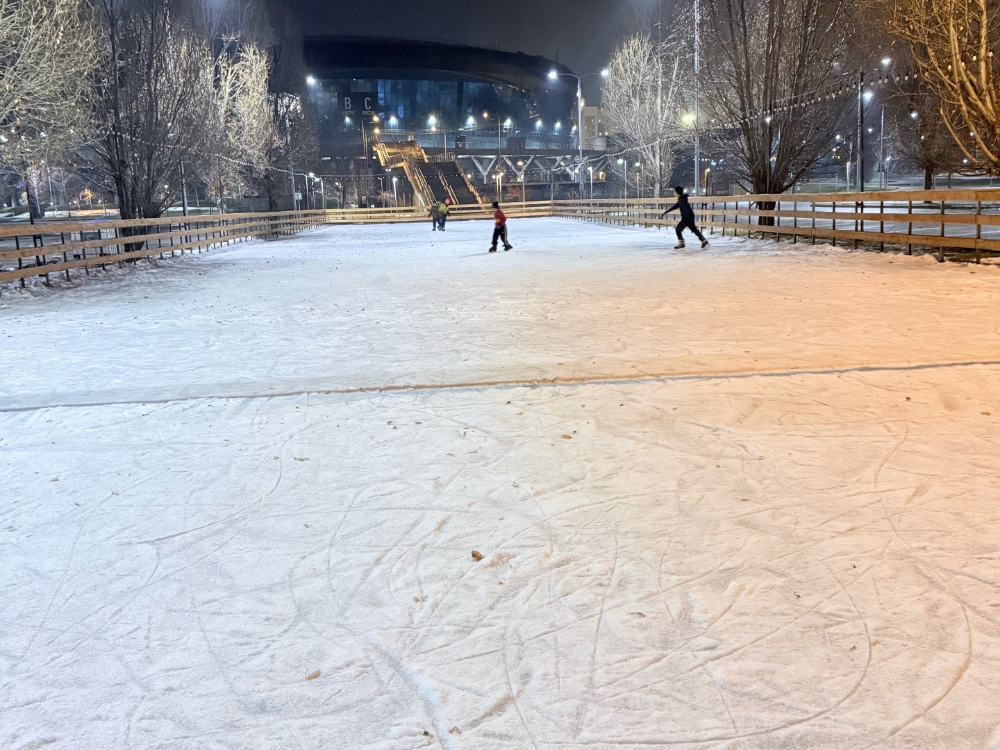 Открытый каток Almaty Ice Park в Нуркенте. Источник: фото Aibа в галерее карточки 2GIS от 15 декабря 2025 года; выполнен только центральный кадр без изменения содержания.