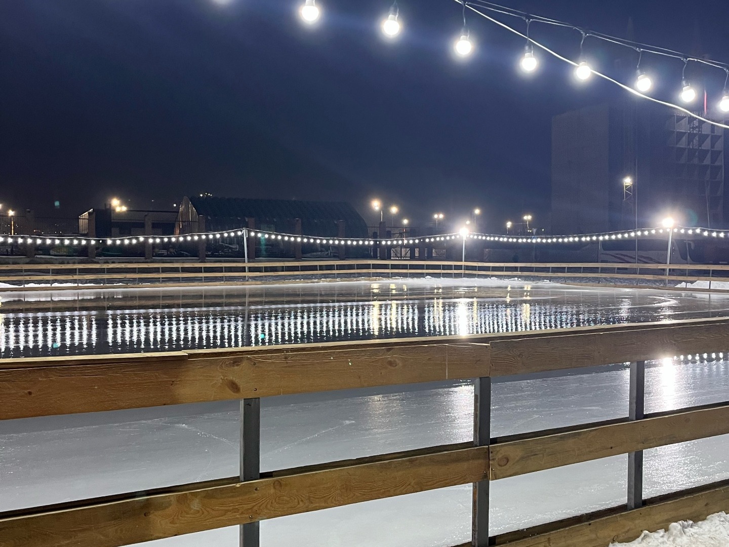 Вечерний вид открытого катка Almaty Ice Park в Шугыле. Источник: фото Амины Манатовой в галерее карточки 2GIS от 25 марта 2026 года; выполнен только центральный кадр без изменения содержания.