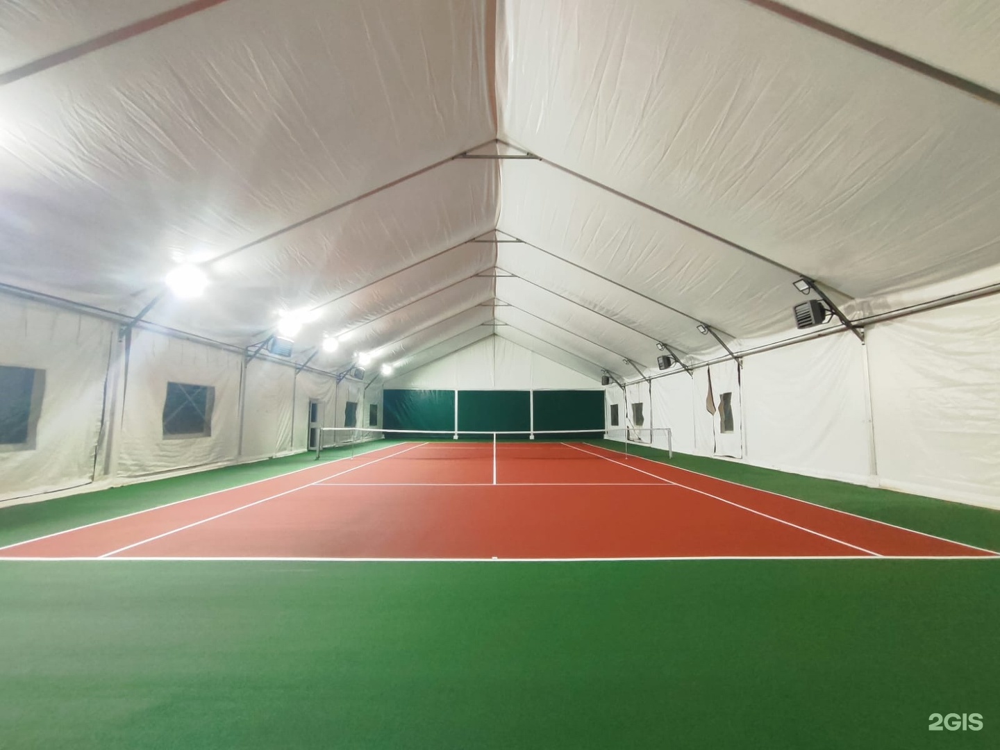 Реальная фотография крытого корта Abay Tennis Court. Источник: фотография 2GIS в галерее точной карточки от 25 августа 2025 года.