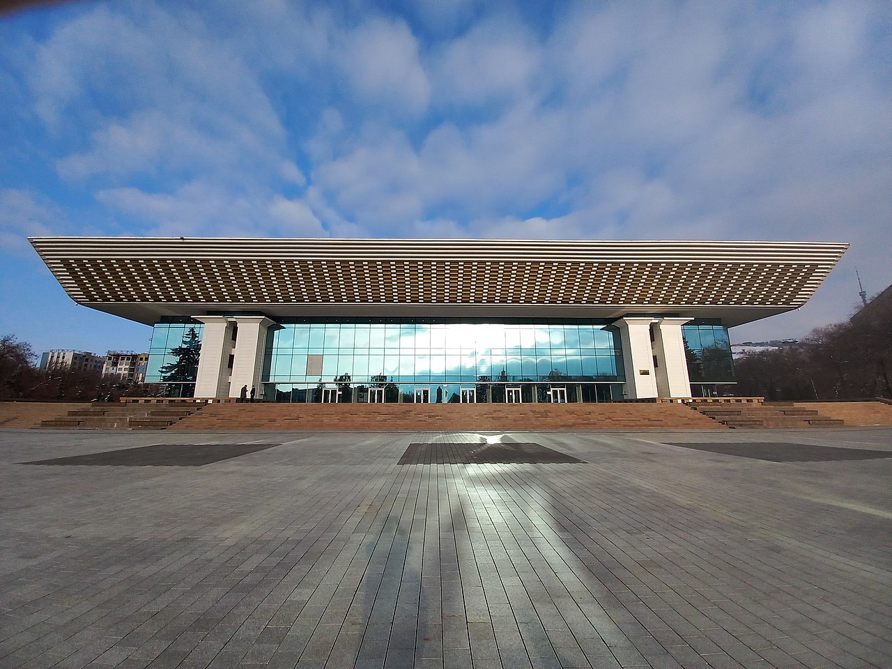 Фото: DS28. CC BY-SA 4.0. Источник: https://commons.wikimedia.org/wiki/File:Palace_of_the_Republic,_Almaty_2022.jpg