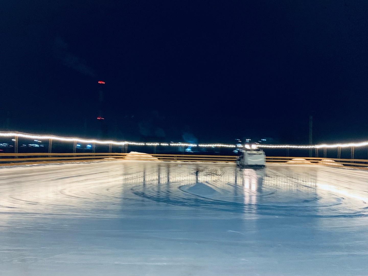 Вечерний вид открытого катка Almaty Ice Park в Кокжиеке. Источник: фото жасулана Кожабаева в галерее карточки 2GIS от 25 января 2026 года; выполнен только центральный кадр без изменения содержания.