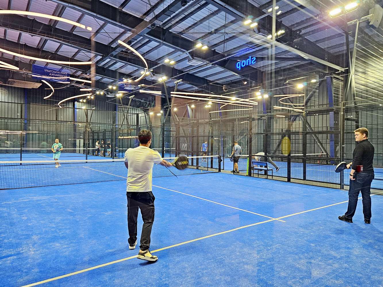 Крытые корты ADD Tennis Padel. Источник: https://astronbuildings.com/press-tsentr/news/v-almaty-otkrylsya-tsentr-padel-tennisa-add/