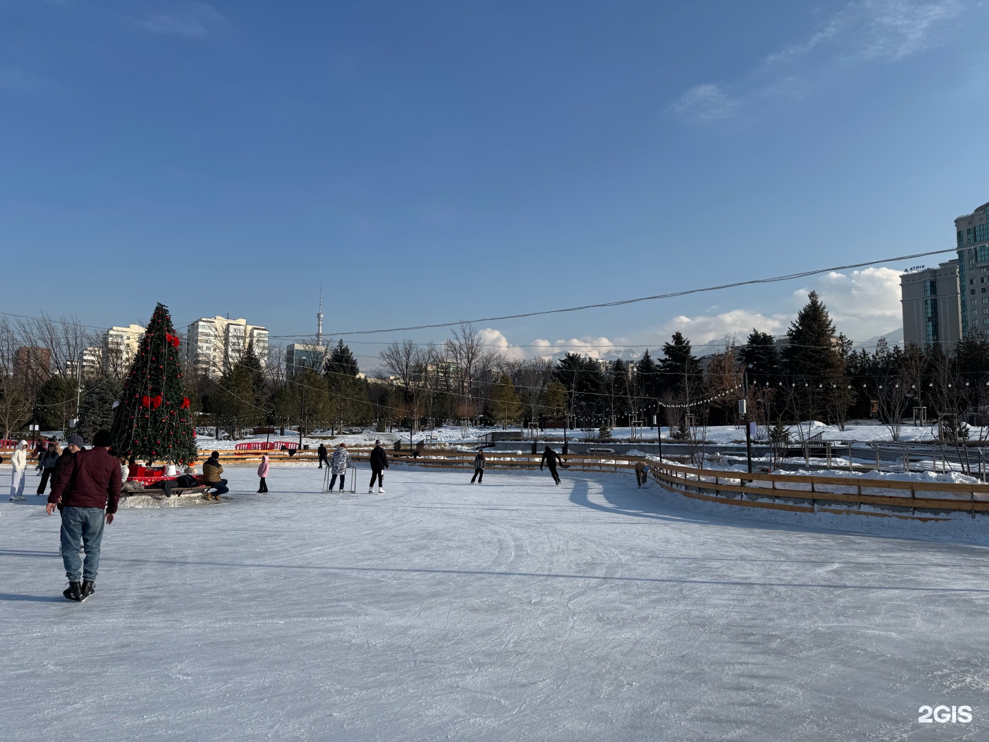 Открытый каток Almaty Ice Park на проспекте Назарбаева. Источник: фото Марии Мамытовой в галерее карточки 2GIS от 28 января 2026 года; исходный горизонтальный кадр без изменения содержания.