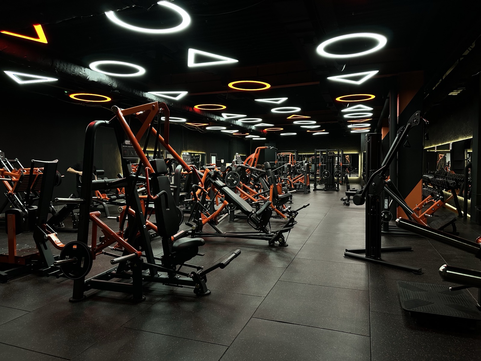 Фото тренажёрного зала 100% Fitness Gym на Байзакова. Источник: https://100fitnessgym.kz/en/branch/baizakova